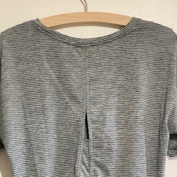 GAP Fit gray/white striped short sleeve keyhole cutout back cropped tee - Picture 7 of 9